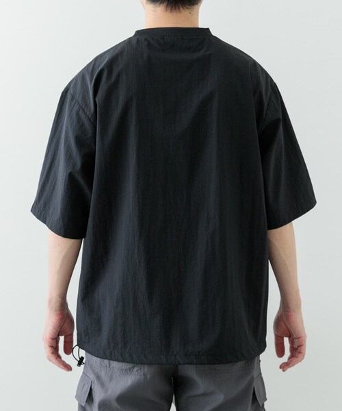 ITEMS URBANRESEARCH（アイテムズ アーバンリサーチ）の「『撥水/イージーケア/接触冷感/UVカット』タスランナイロンクルーネックドロストTシャツ（Tシャツ/カットソー・メンズ・BLK/CHA/NVY・M/L）」の12枚目の写真