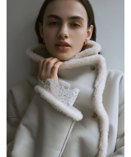 LAGUNAMOON（ラグナムーン）の「フェイクムートンスタンドカラーコート（ムートンコート・レディース・アイボリー/チャコールグレー/モカ・F）」の2枚目の写真