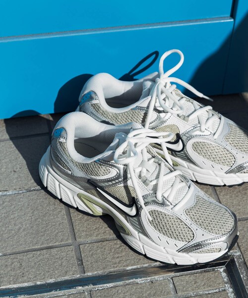 URBAN RESEARCH DOORS（アーバンリサーチドアーズ）の「NIKE　V5 RNR（スニーカー・レディース・SPRUCE FOG・23.5/24/24.5/25）」の3枚目の写真