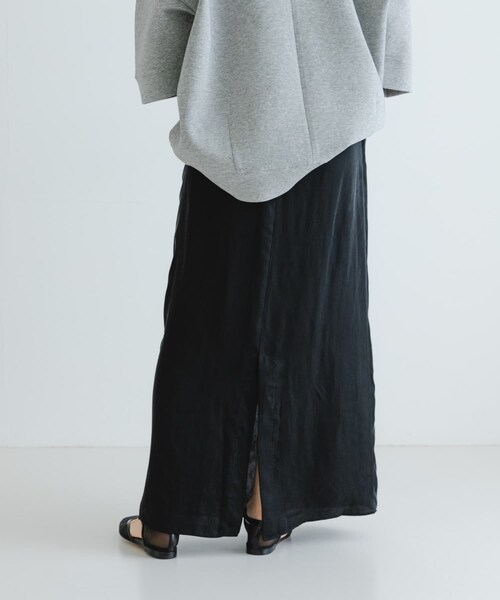 URBAN RESEARCH（アーバンリサーチ）の「『2サイズ展開』キュプラサテンストレートスカート（スカート・レディース・BEIGE/BLACK/BROWN・36/38）」の6枚目の写真
