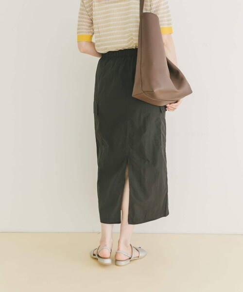 ITEMS URBANRESEARCH(アイテムズ アーバンリサーチ)の「ナイロンカーゴタイトスカート(スカート・レディース・L.BEG/MOC/BLK・FREE/TALL)」の7枚目の写真