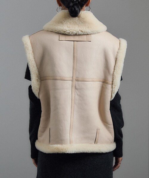ADAM ET ROPE'（アダムエロペ）の「【TANAKA（タナカ）】SHEARLING VEST（ムートンコート・レディース・オフホワイト/ダークブラウン・S）」の18枚目の写真