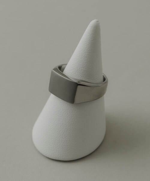 SMELLY（スメリー）の「ステンレスシグネットリング（リング・メンズ・SLV・18）」の2枚目の写真