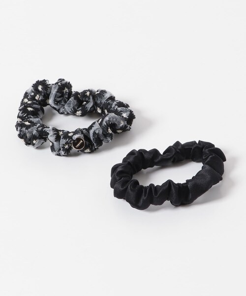 URBAN RESEARCH ROSSO（アーバンリサーチロッソ）の「TRESSE　FLOWER CHOUCHOU（ヘアゴム・レディース・OFF/BLACK・one）」の2枚目の写真