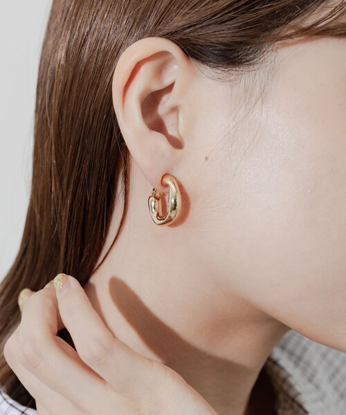 SMELLY（スメリー）の「メタルニュアンスフープイヤリング（イヤリング・レディース・GLD・-）」の5枚目の写真