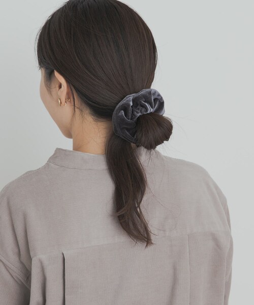 URBAN RESEARCH DOORS(アーバンリサーチドアーズ)の「ベロアリボンシュシュ(ヘアゴム・レディース・BROWN/CHARCOAL・one)」の4枚目の写真