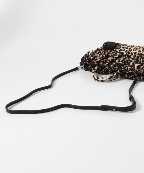 URBAN RESEARCH（アーバンリサーチ）の「GANNI　MINI SHOPPER RUFFLE PRINT（クラッチバッグ・レディース・LEOPARD・-）」の6枚目の写真