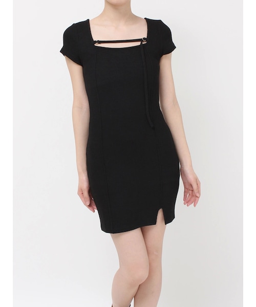 EVRIS（エヴリス）の「カットタイトハーフスリーブミニワンピース（ワンピース・レディース・ブラック/レッド/ベージュ・F）」の4枚目の写真