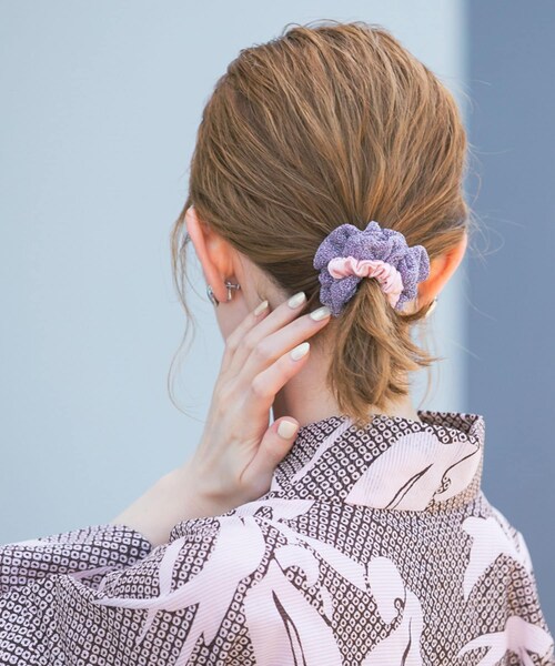 URBAN RESEARCH ROSSO（アーバンリサーチロッソ）の「TRESSE　INES lame chouchou（ヘアゴム・レディース・SET 1bk/iv/SET2 be/am/SET3 bl/ye/SET4 pu/pi・-0）」の3枚目の写真