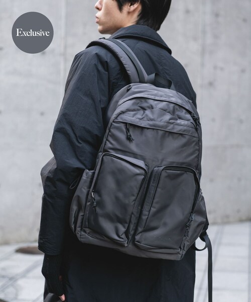 URBAN RESEARCH DOORS（アーバンリサーチドアーズ）の「『別注』YAKPAK×DOORS　マルチポケットデイパック（バックパック/リュック・メンズ・BLACK/CHARCOAL・-）」の2枚目の写真