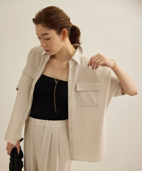 ROPE'（ロペ）の「【洗える・カセット服】バックサテン ドルマンブラウス/お仕事・通勤・セットアップ対応（シャツ/ブラウス・レディース・ベージュ/ネイビー/ネイビー系・36/38）」の2枚目の写真