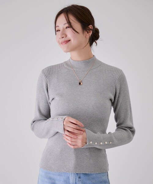 Jayro（ジャイロ）の「袖口ボタンタートルリブニットプルオーバー（ニット/セーター・レディース・ブラック/グレー/ライトグレー/ホワイト系/ブルー/ピンク/ワイン・M）」の8枚目の写真