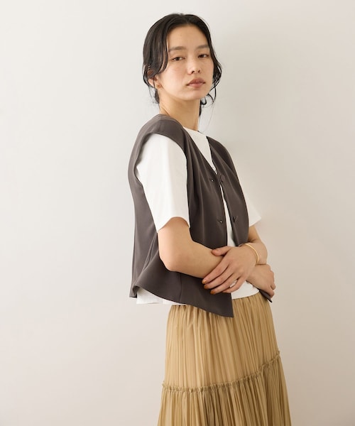 ROPE'（ロペ）の「コンフォートフレンチスリーブブラウス/UVカット・防シワ・接触冷感・吸水速乾・セットアップ対応・イージーケア（シャツ/ブラウス・レディース・ダークブラウン系/ベージュ・F）」の11枚目の写真