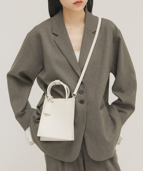 KBF（ケイビーエフ）の「チャーム付きスクエアミニBAG（ハンドバッグ・レディース・OFF/BLACK・One）」の5枚目の写真