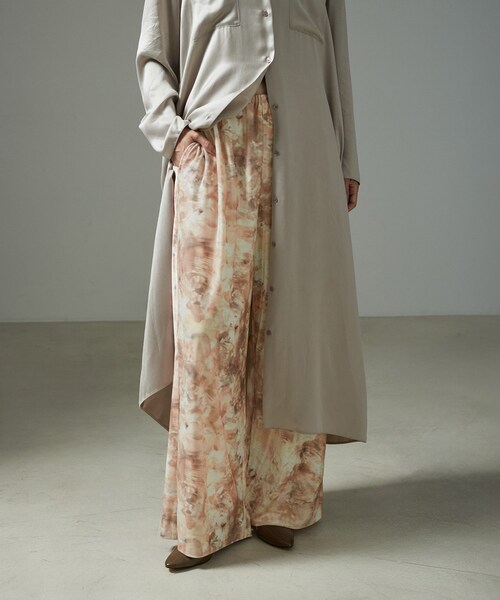 ADAM ET ROPE'（アダムエロペ）の「ストーンウッドプリントベロアパンツ（その他パンツ・レディース・ベージュ・M/S）」の2枚目の写真