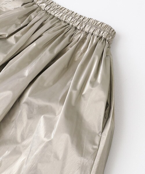 URBAN RESEARCH ROSSO（アーバンリサーチロッソ）の「グロッシーギャザースカート（スカート・レディース・BEIGE/GREIGE・FREE）」の16枚目の写真