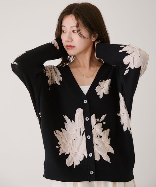 Jayro(ジャイロ)の「フラワージャガードドルマンニットカーディガン(カーディガン/ボレロ・レディース・ブラック/グレー/オフホワイト・F)」の6枚目の写真