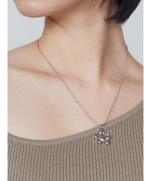 EMODA（エモダ）の「フラワーモチーフダブルネックレス（ネックレス・レディース・シルバー/ゴールド・F）」の3枚目の写真