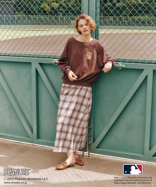 ROPE' PICNIC（ロペピクニック）の「【PEANUTS×MLB COLLECTION by ROPE' PICNIC】オフショルスウェット（スウェット・レディース・チャコール/ライトグレー/ブラウン・F）」の8枚目の写真