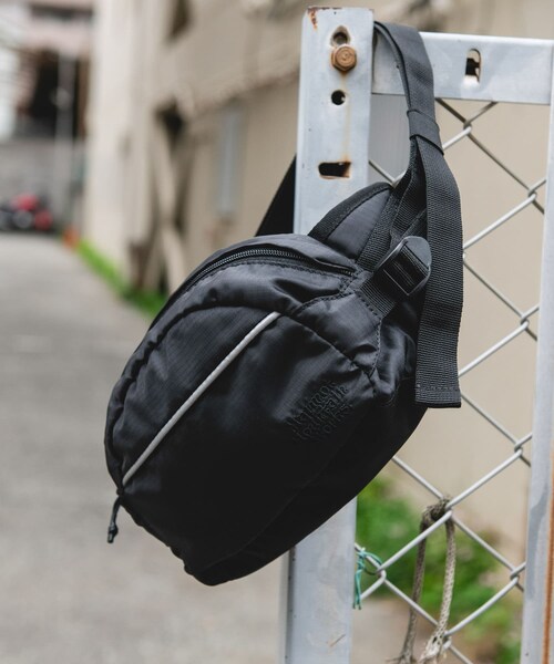URBAN RESEARCH DOORS(アーバンリサーチドアーズ)の「『別注』Marmot×DOORS BODY BAG(ボディバッグ/ウエストポーチ・メンズ・BLACK/GRAY/NAVY・One)」の5枚目の写真