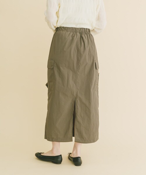 ITEMS URBANRESEARCH(アイテムズ アーバンリサーチ)の「ナイロンカーゴタイトスカート(スカート・レディース・L.BEG/MOC/BLK・FREE/TALL)」の16枚目の写真