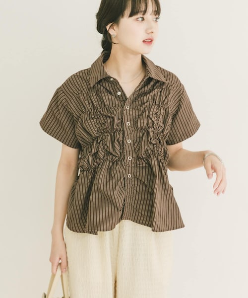 ITEMS URBANRESEARCH（アイテムズ アーバンリサーチ）の「シャーリングストライプシャツ（シャツ/ブラウス・レディース・BEG/BRN/BLK・Free）」の2枚目の写真