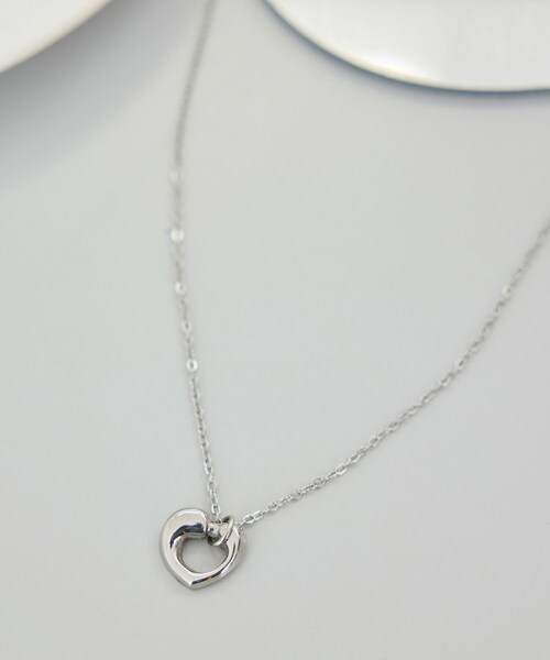 ROPE' PICNIC(ロペピクニック)の「ステンレスハートモチーフトップショートネックレス(ネックレス・レディース・ゴールド/シルバー・F)」の2枚目の写真