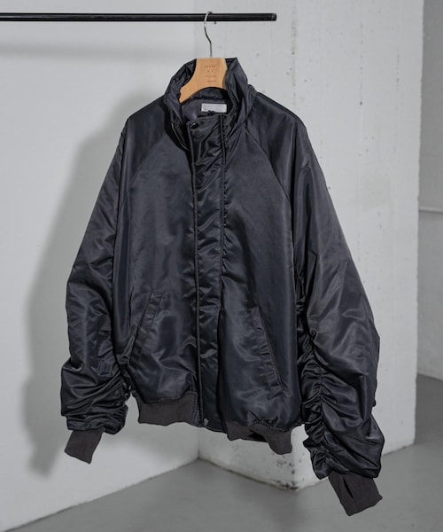 SENSE OF PLACE by URBAN RESEARCH（センスオブプレイスバイアーバンリサーチ）の「『ユニセックス』ナイロンギャザースタンドブルゾン（テーラードジャケット・メンズ・GRAY/BLACK/OLIVE・M/L）」の2枚目の写真