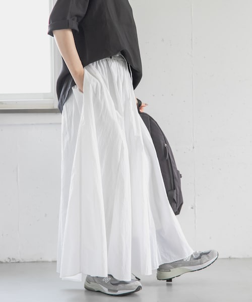 URBAN RESEARCH DOORS(アーバンリサーチドアーズ)の「FORK&SPOON ナイロンギャザースカート(スカート・レディース・BLACK/OFF/LIGHTBEIGE・1/2)」の1枚目の写真