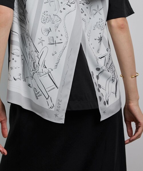 ROPE'（ロペ）の「【洗える】【YUKO SAEKI for ROPE'・コラボ】スカーフ柄プリント Aラインカットソー（Tシャツ/カットソー・レディース・ブラック/オフホワイト・F）」の9枚目の写真