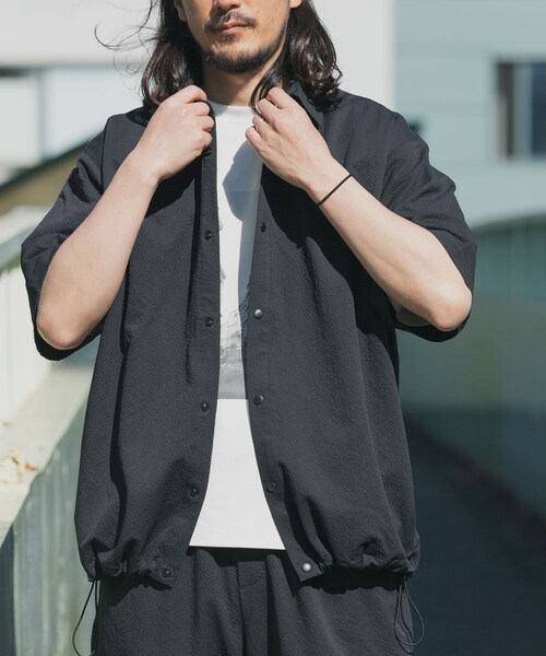 ITEMS URBANRESEARCH（アイテムズ アーバンリサーチ）の「『接触冷感/イージーケア/吸水速乾/撥水/防汚』高機能シアサッカー サイドストレージシャツ(楽着シリーズ)（シャツ/ブラウス・メンズ・BLACK/BEIGE/L.BLUE・M/L）」の9枚目の写真