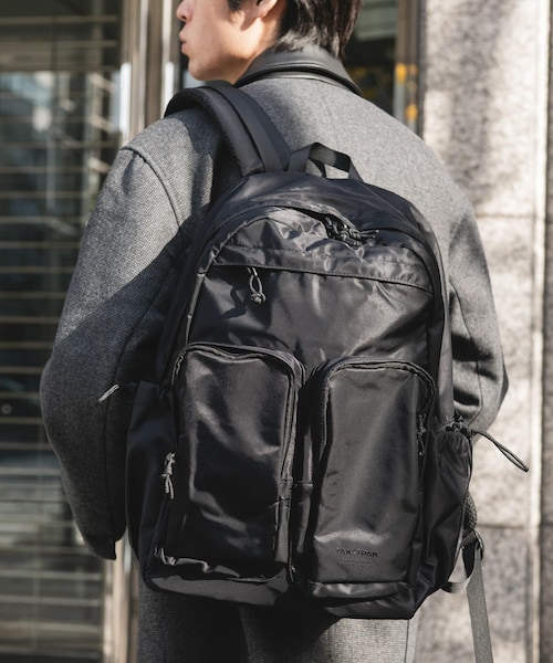 URBAN RESEARCH DOORS(アーバンリサーチドアーズ)の「『別注』YAKPAK×DOORS マルチポケットデイパック(バックパック/リュック・メンズ・BLACK/CHARCOAL・-)」の4枚目の写真