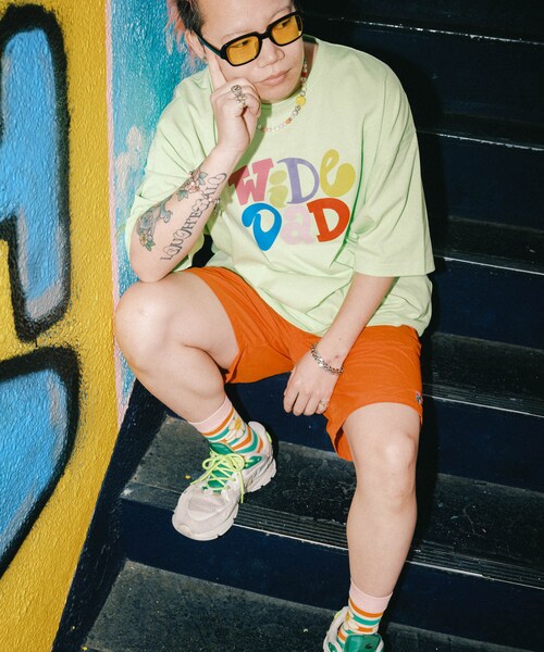 URBAN RESEARCH（アーバンリサーチ）の「Wide Dad　GRAPHIC T-SHIRTS WITH HATCH（Tシャツ/カットソー・メンズ・ASH GRAY/LIMEGREEN/NAVY・1/2）」の16枚目の写真
