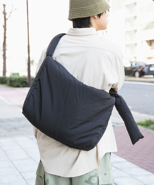 SENSE OF PLACE by URBAN RESEARCH(センスオブプレイスバイアーバンリサーチ)の「ナイロンパデットビックショルダー(ショルダーバッグ・メンズ・BLACK/WHITE/CHARCOAL/L.BLUE・one)」の11枚目の写真