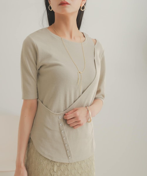 SENSE OF PLACE by URBAN RESEARCH(センスオブプレイスバイアーバンリサーチ)の「レイヤードボタンディテールトップ(Tシャツ/カットソー・レディース・BLACK/GREIGE/YELLOW・one)」の2枚目の写真