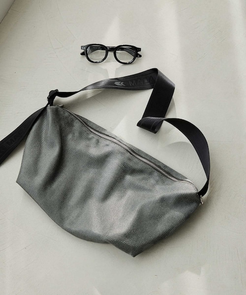 ADAM ET ROPE'(アダムエロペ)の「メッシュショルダーバッグ(ショルダーバッグ・レディース・ブラック/ブラック系/チャコール/ベージュ/シルバー/オフホワイト/カーキ/ゴールド・F)」の3枚目の写真