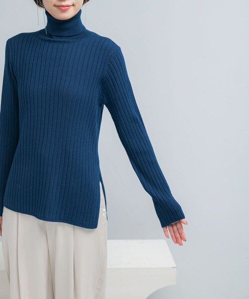 URBAN RESEARCH ROSSO（アーバンリサーチロッソ）の「エクストラファインリブタートルニット（ニット/セーター・レディース・OFF/ROYAL BLUE/OLIVE・Free）」の19枚目の写真