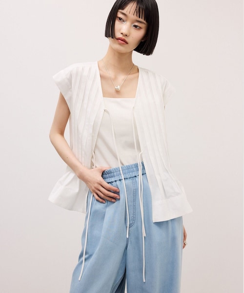 ADAM ET ROPE'（アダムエロペ）の「【定番】タックフレアジレブラウス（シャツ/ブラウス・レディース・ホワイト/ベージュ系/ネイビー系/ブラック・F）」の3枚目の写真