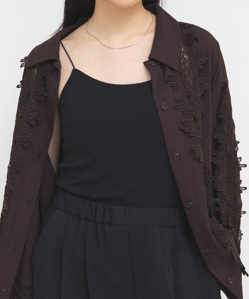 KBF（ケイビーエフ）の「スパゲティストラップカップ付きキャミ（キャミソール・レディース・IVORY/KHAKI/CHARCOAL/OFF/BLACK・One）」の3枚目の写真