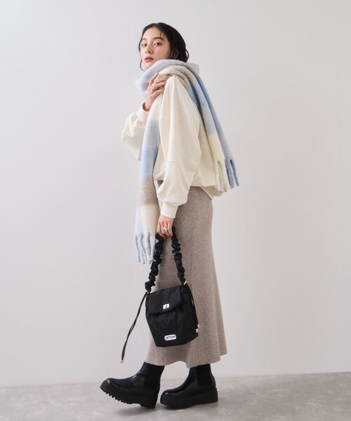 VIS（ビス）の「ふわふわフリンジチェックマフラー/静電気防止（マフラー・レディース・チャコール/ブラウン系/ブルー系/イエロー系・F）」の8枚目の写真