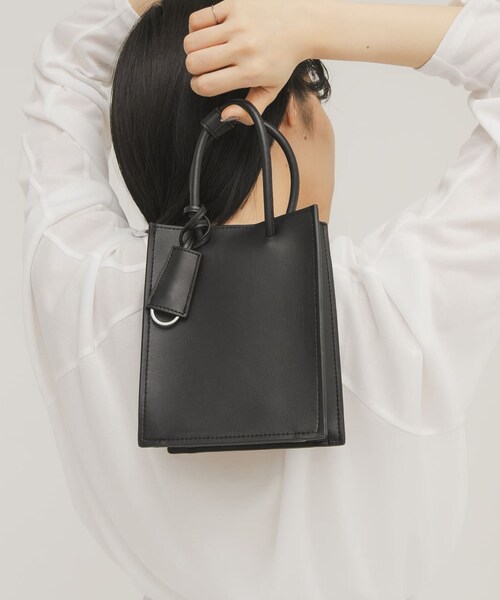 KBF（ケイビーエフ）の「チャーム付きスクエアミニBAG（ハンドバッグ・レディース・OFF/BLACK・One）」の17枚目の写真