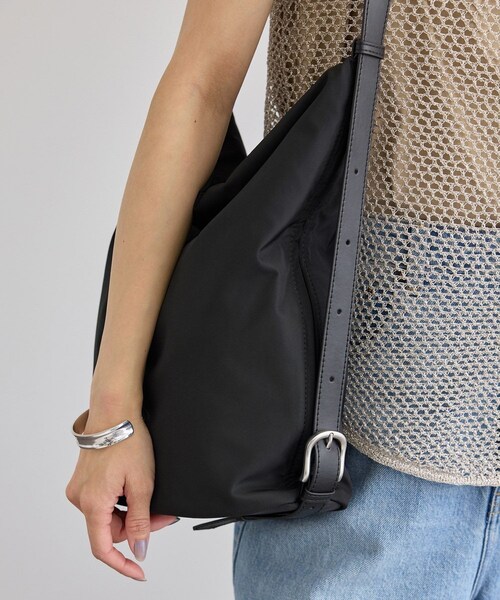 ADAM ET ROPE'(アダムエロペ)の「【WEB限定】マルチWAY撥水ボンサック(ショルダーバッグ・レディース・ブラック・F)」の10枚目の写真