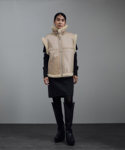 ADAM ET ROPE'（アダムエロペ）の「【TANAKA（タナカ）】SHEARLING VEST（ムートンコート・レディース・オフホワイト/ダークブラウン・S）」の9枚目の写真