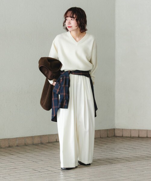 URBAN RESEARCH(アーバンリサーチ)の「ストレッチタックギャザーワイドパンツ(その他パンツ・レディース・OFF WHITE/BLUE/CHARCOAL・36/38)」の19枚目の写真