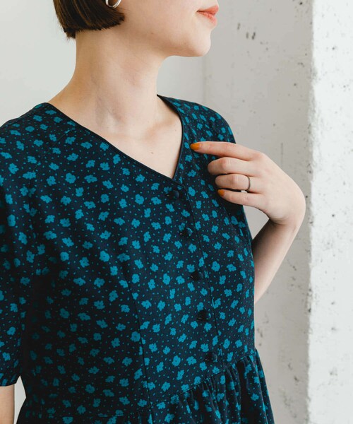 URBAN RESEARCH ROSSO（アーバンリサーチロッソ）の「F by ROSSO　フラワープリントオールインワン（サロペット/オーバーオール・レディース・BLACK/NAVY・36/38）」の22枚目の写真