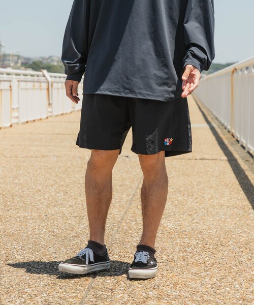 URBAN RESEARCH(アーバンリサーチ)の「Wide Dad GRAPHIC SHORTS WITH HATCH(その他パンツ・メンズ・BLACK/NAVY/ORANGE・1/2)」の5枚目の写真