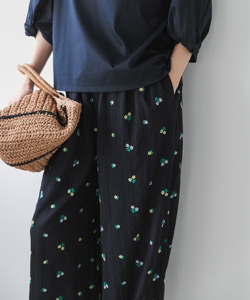 URBAN RESEARCH DOORS(アーバンリサーチドアーズ)の「フラワー刺繍イージーパンツ(その他パンツ・レディース・NVY×MULTI/BLK×MONO・Free)」の3枚目の写真