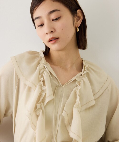 ROPE'(ロペ)の「【J'aDoRe・一部店舗限定サイズ】取り外し可能 2WAYラッフルフリルブラウス/イージーケア(シャツ/ブラウス・レディース・ホワイト/ダークブラウン/ベージュ・36/38)」の13枚目の写真