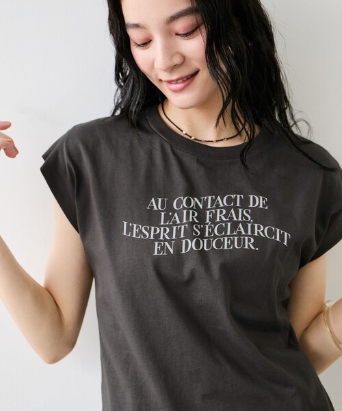 VIS（ビス）の「フォト＆ロゴプリントフレンチスリーブTシャツ/接触冷感（Tシャツ/カットソー・レディース・チャコール/ホワイト/サックス・F）」の2枚目の写真