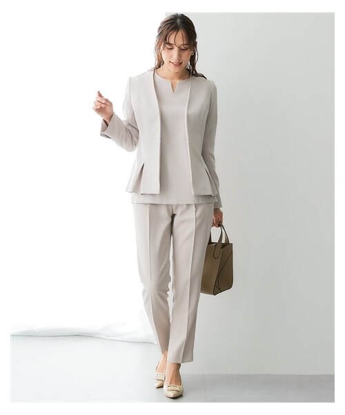 nissen（ニッセン）の「【レディーススーツ】ドビー素材タックノーカラージャケットパンツスーツ3点セット（ジャケット＋七分袖フレア袖ブラウス＋テーパードパンツ）（フォーマルスーツ/小物・レディース・グレージュ/ネイビー・S/M/L/LL/3L/4L/5L）」の7枚目の写真